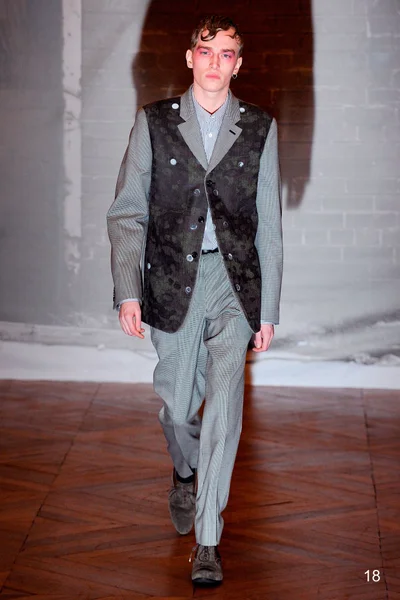 Look 18